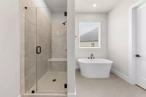 Bath - 108 E Luna Blue Ln, Jarrell, TX 76537 photo 3 of 4
