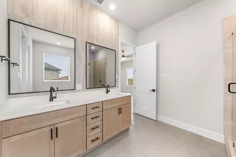Bath - 108 E Luna Blue Ln, Jarrell, TX 76537 photo 1 of 4