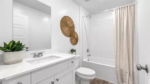 Bath - 8805 Ballingarry Ave, Bakersfield, CA 93311 photo 4 of 4