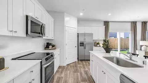 Kitchen - 8805 Ballingarry Ave, Bakersfield, CA 93311 photo 2 of 6