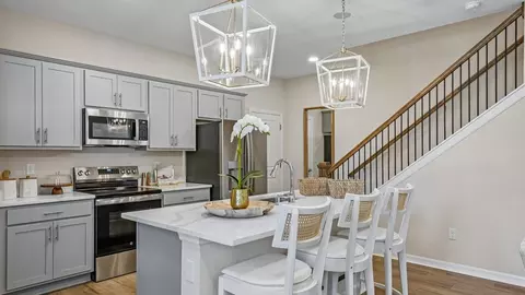 Kitchen - 611 Silver Stream Ct, Brandon, FL 33511 photo 7 of 10