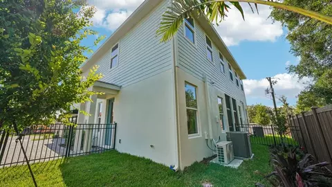 Exterior - 611 Silver Stream Ct, Brandon, FL 33511 photo 4 of 12