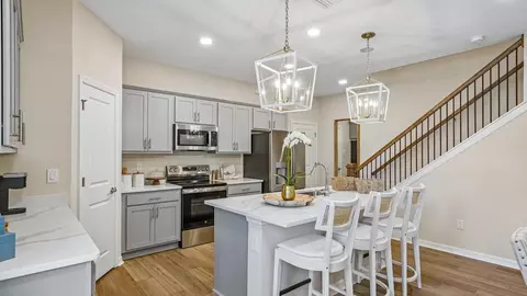 Kitchen - 611 Silver Stream Ct, Brandon, FL 33511 photo 5 of 10