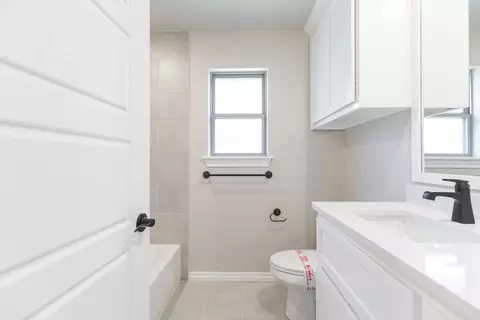 Bath - 2920 E Northampton St, Broken Arrow, OK 74014 photo 8 of 13