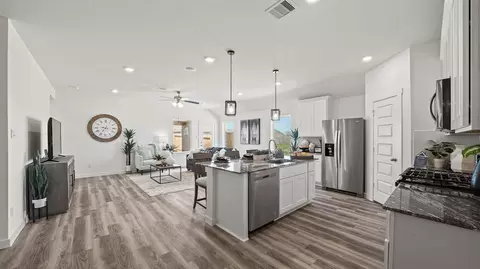 Entry Way - 13 Robin Ct, Angleton, TX 77515 photo 4 of 7