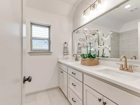 Bath - 7201 E Oakland St, Broken Arrow, OK 74014 photo 3 of 4