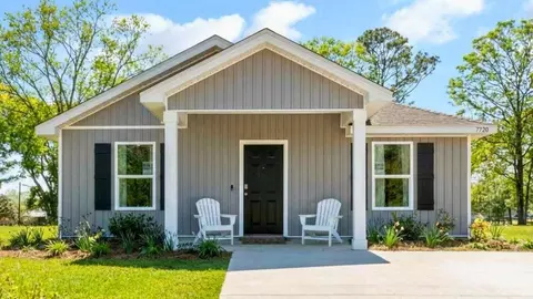 7719 Oakmont Dr E, Theodore, AL 36582