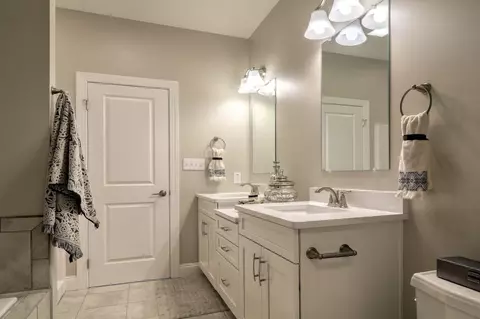 Bath - Hershey Lane, Lancaster, PA 17601 photo 13 of 20