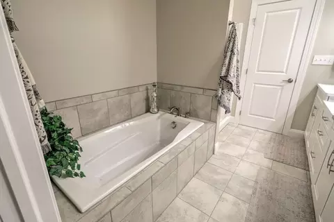 Bath - Hershey Lane, Lancaster, PA 17601 photo 12 of 20