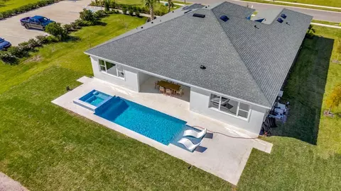 Exterior - 8308 Golden Beach Ct, Parrish, FL 34219 photo 7 of 18