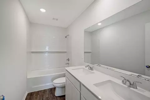 Bath - 4638 Hawthorn Ave, Parrish, FL 34219 photo 2 of 2
