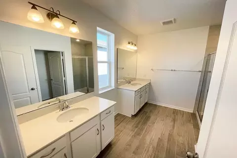 Bath - 5882 Sugar Range Rd, Saint Cloud, FL 34772 photo 2 of 4