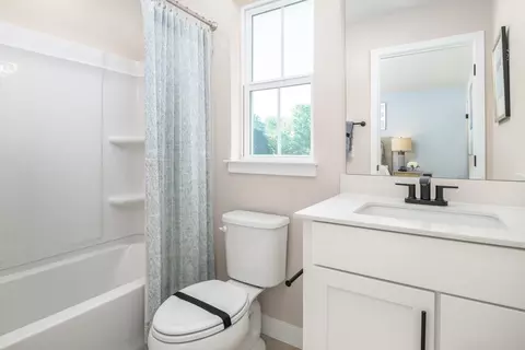 Bath - 343 Flying Eagle Dr, Commerce, GA 30549 photo 3 of 5