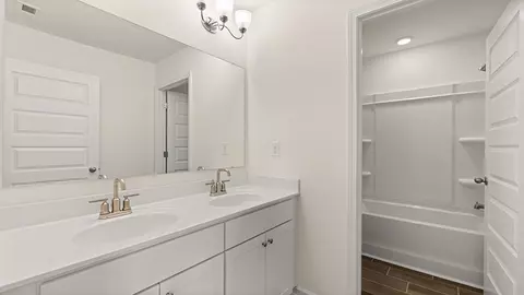 Bath - 610 Edgar St, Hampton, GA 30228 photo 4 of 5