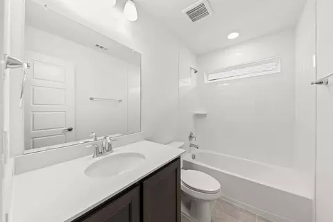 Bath - 1628 Macadamia Ct, Aubrey, TX 76227 photo 3 of 4
