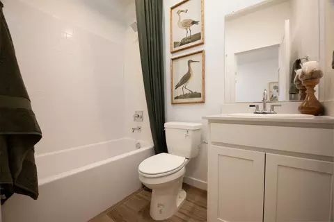 Bath - 208 Nadine St, Merced, CA 95341 photo 2 of 2