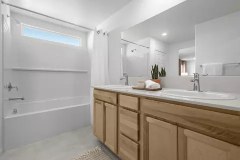 Bath - 672 Equestrian Dr, Henderson, NV 89002 photo 2 of 2