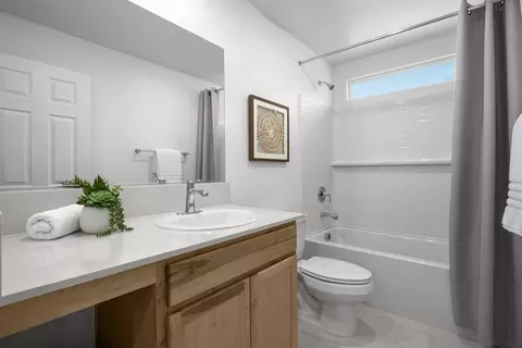Bath - 672 Equestrian Dr, Henderson, NV 89002 photo 1 of 2
