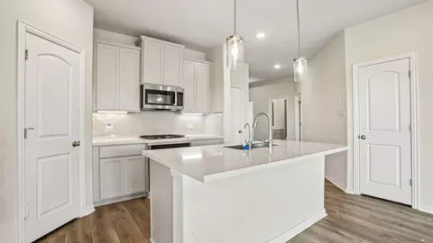 Kitchen - 2719 Echinacea Path, Converse, TX 78109 photo 2 of 6