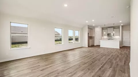 Living - 2719 Echinacea Path, Converse, TX 78109 photo 4 of 9