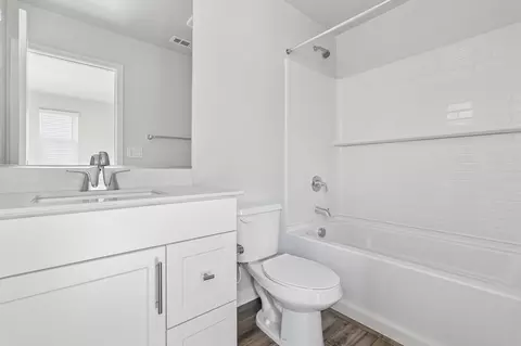 Bath - 9543 Hannah Way, Riverside, CA 92503 photo 3 of 9