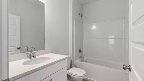Bath - 5328 Macarthur Dr, Crestview, FL 32539 photo 3 of 4