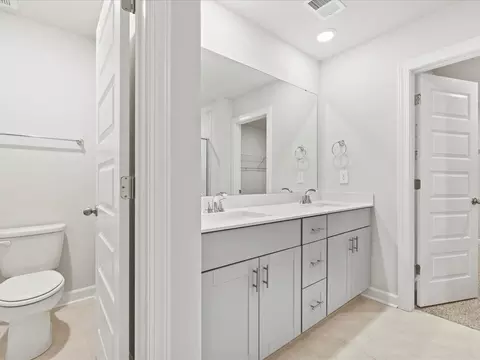 Bath - 515 Hadlow St, Greer, SC 29651 photo 3 of 3