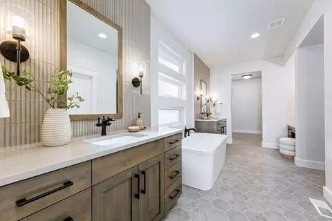 Bath - 3390 E Cedarhurst Dr, Meridian, ID 83642 photo 1 of 3