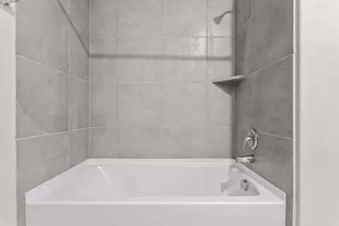 Bath - 13510 Playa Ave, Von Ormy, TX 78073 photo 3 of 4