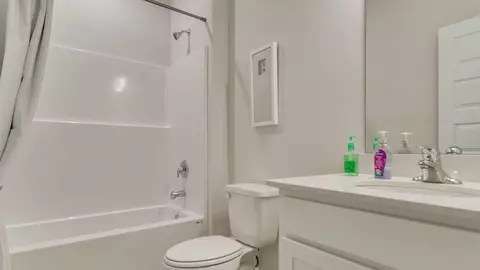 Bath - 5628 Thatcher Rd, Crestview, FL 32539 photo 4 of 4