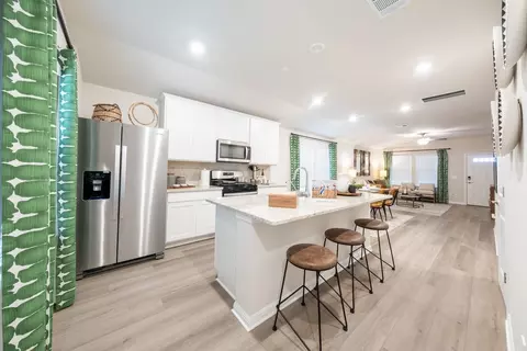 702 Universal Dr, Hutto, TX 78634