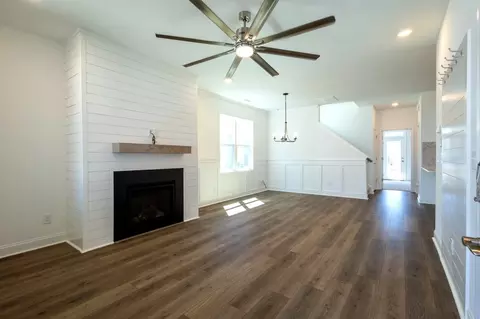 Living - 502 Midsummer St, Aberdeen, NC 28315 photo 2 of 11
