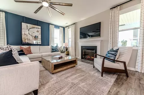 Living - 502 Midsummer St, Aberdeen, NC 28315 photo 4 of 11