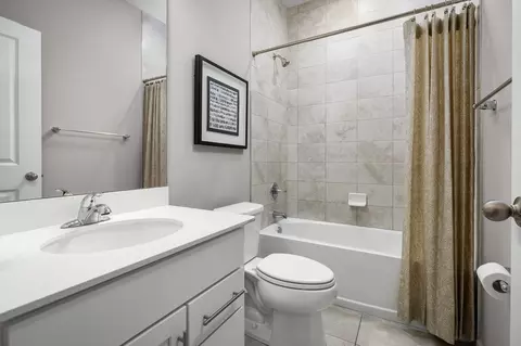 Bath - 1981 Quail Fields Cir, Winter Haven, FL 33884 photo 1 of 2