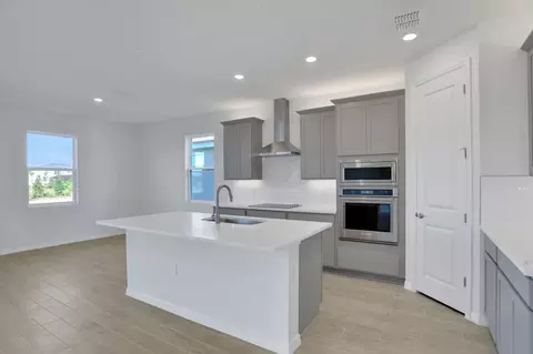 Kitchen - 7819 Glen Lily Pl, Parrish, FL 34219 photo 4 of 7