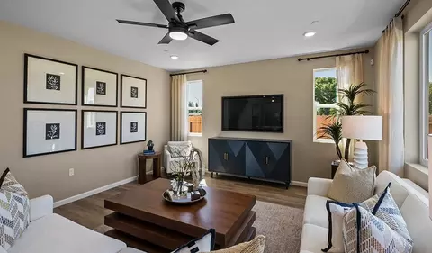 Living - 520 Redleaf Rd, Dixon, CA 95620 photo 3 of 5