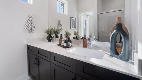 Bath - 958 Pilot Hill Dr, Euless, TX 76039 photo 2 of 3