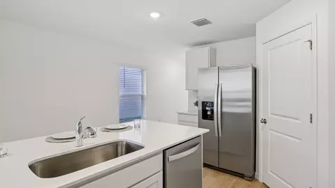 Kitchen - 5290 Berry Bay Ave, Wimauma, FL 33598 photo 5 of 8