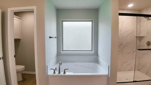 Bath - 8523 Pickering St, Lenexa, KS 66227 photo 2 of 5