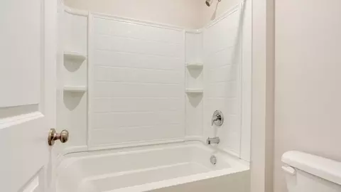 Bath - 3341 Eden Way, Eugene, OR 97404 photo 2 of 6