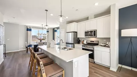 2230 Waters Edge Dr, Schaumburg, IL 60173