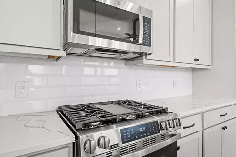 Kitchen - 520 Red Cascade Trl, Willis, TX 77318 photo 4 of 6