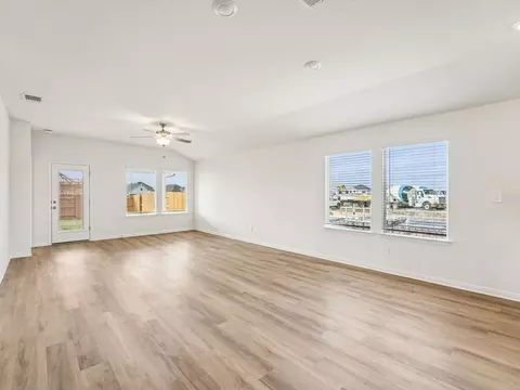 702 Universal Dr, Hutto, TX 78634