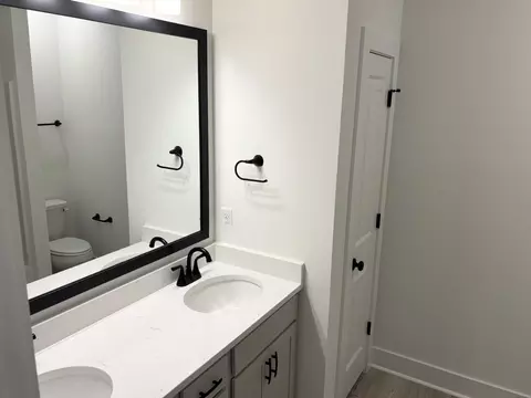 Bath - 2701 Louis Cir, Crestview, FL 32536 photo 1 of 2