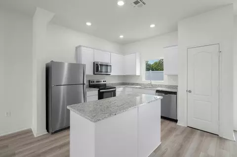Kitchen - 13390 Tula Loop, Astatula, FL 34705 photo 1 of 2