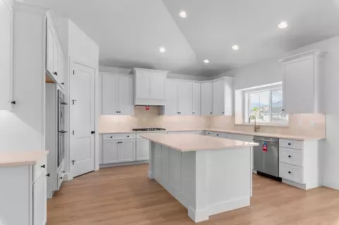 Kitchen - 11629 Engelmann Dr, Draper, UT 84020 photo 2 of 4