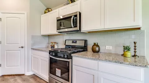 Kitchen - 7420 Cypress Point Dr, Ball, LA 71405 photo 6 of 9