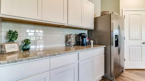 Kitchen - 7420 Cypress Point Dr, Ball, LA 71405 photo 7 of 9