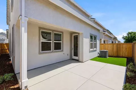 Exterior - 1025 Ginkgo Cir, Davis, CA 95618 photo 2 of 8