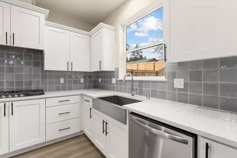 Kitchen - 173 Alder St, Eagle Point, OR 97524 photo 1 of 12